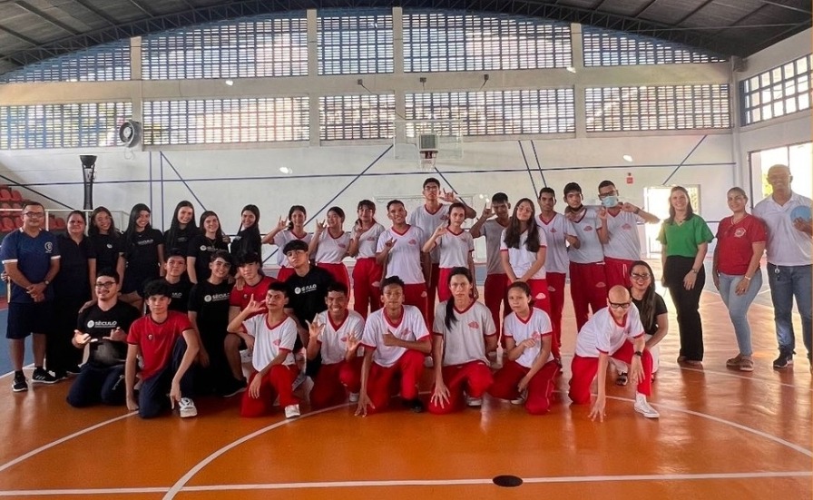 Quadra esportiva do Instituto Filippo Smaldone em Manaus com educadores acolhendo pais e alunos