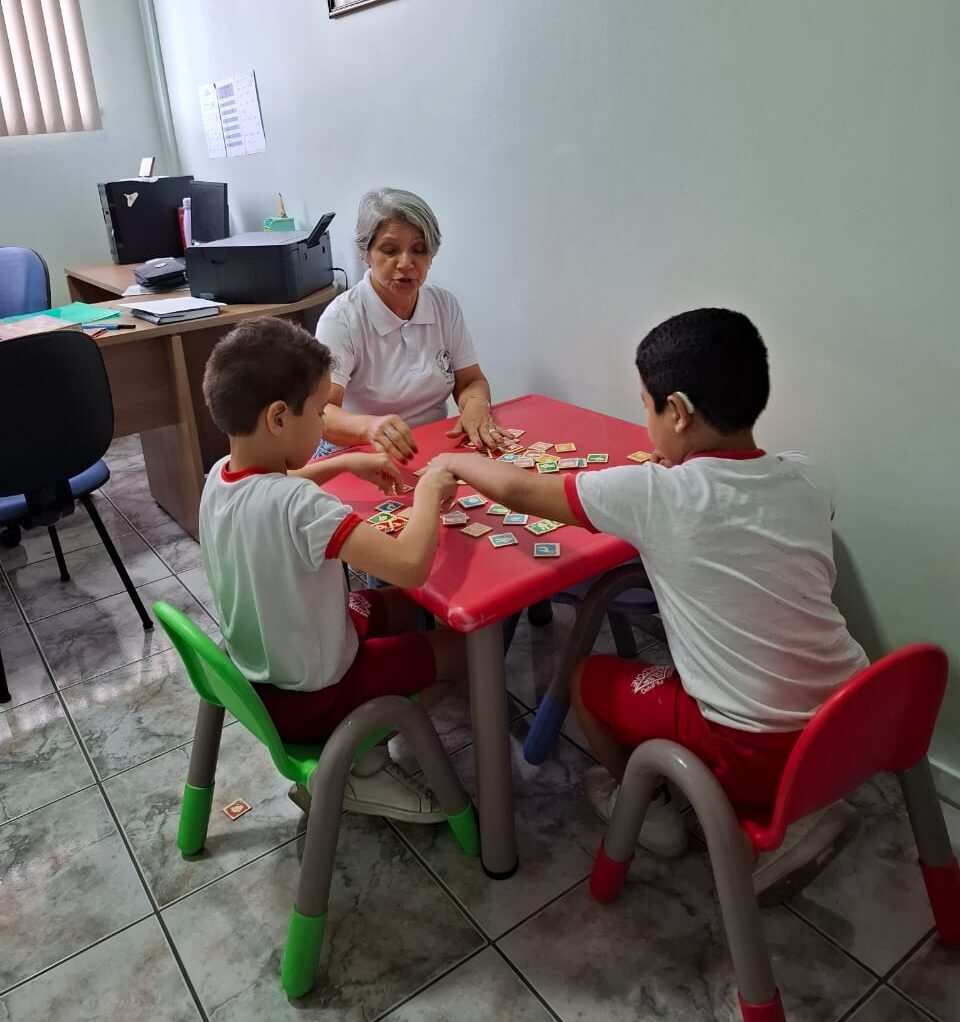 Crianças ouvintes brincando com colega surdo na Educação Infantil