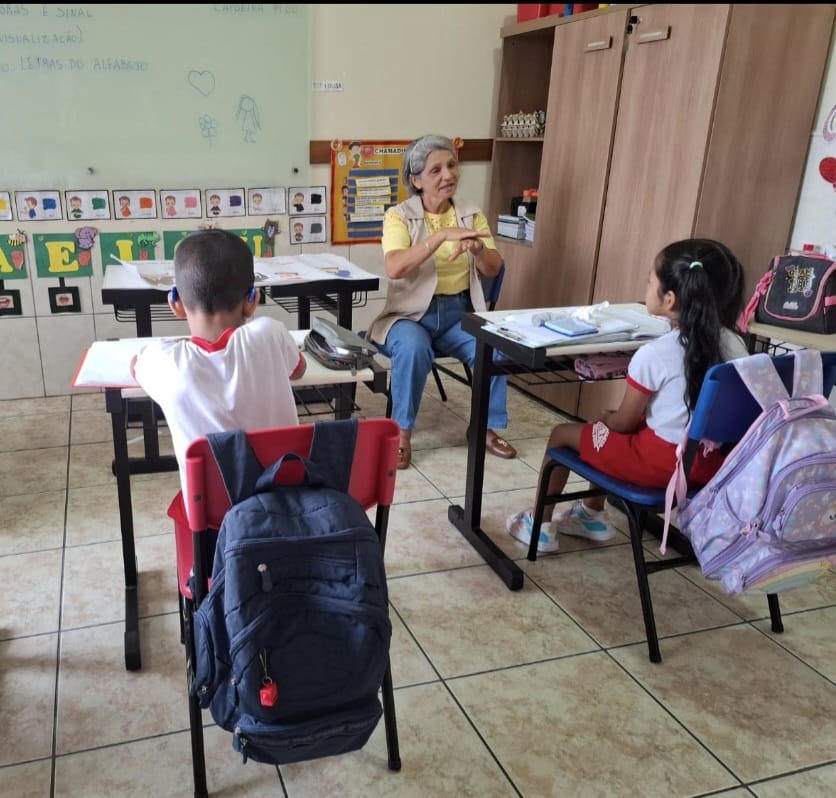 Aluno surdo participando de aula em LIBRAS no Ensino Fundamental